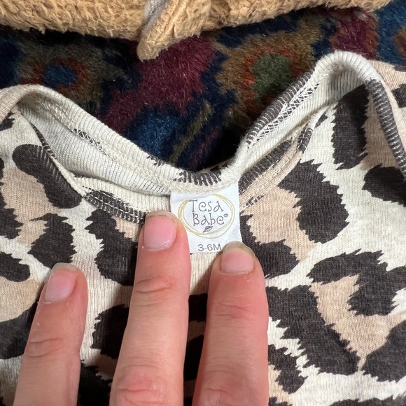 Leopard Print baby One Piece matching fleece bear hat & gloves moccasins bib - Picture 6 of 8